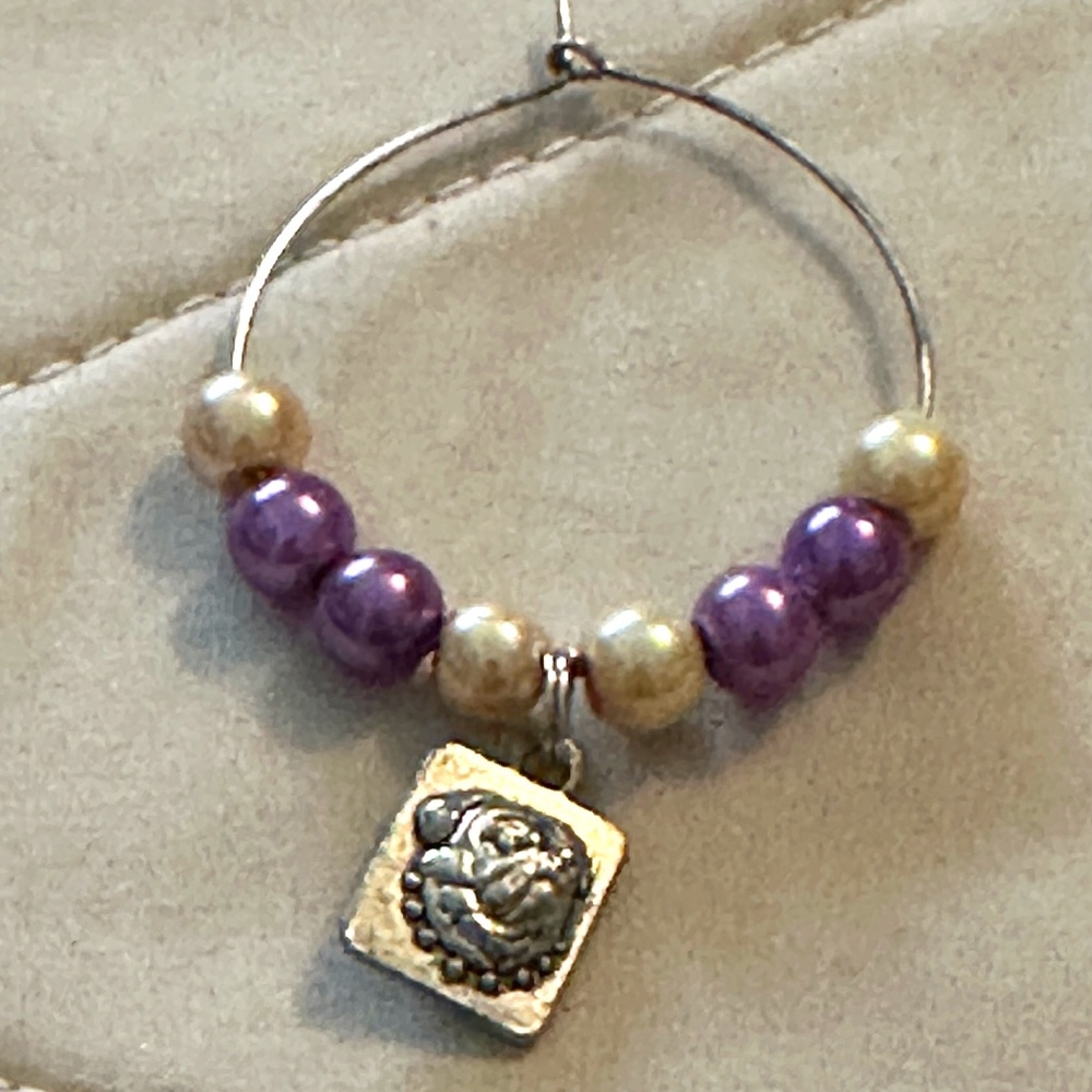 Wine glass tag – stainless steel hoop, purple/white beads, bull dog charm